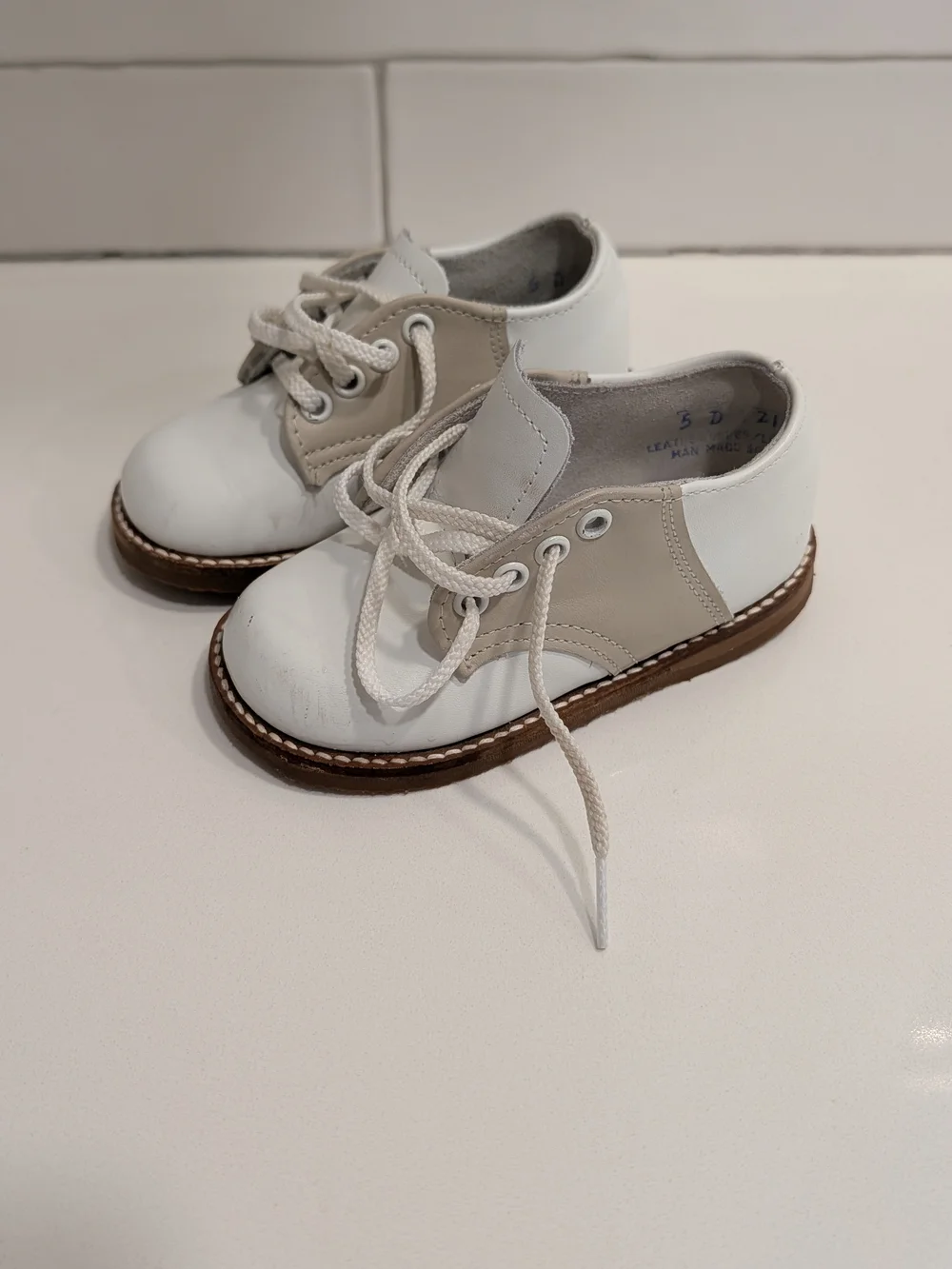 Kids Two-Tone White and Tan Lace-Up Dress Shoes Zimmerman Size 5